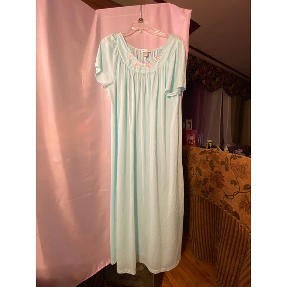 Shadowline’s pale blue nightie Embroidered Yoke Petals design  1x - Picture 3 of 11